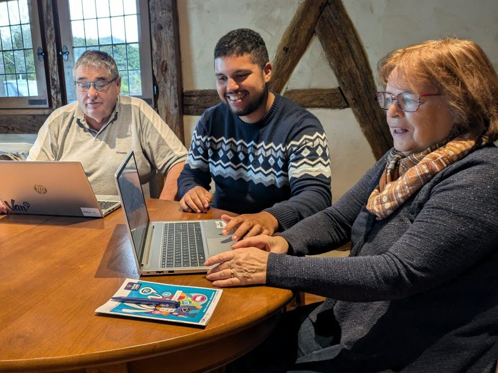 Sébastien CANOT guide un groupe en bibliothèque