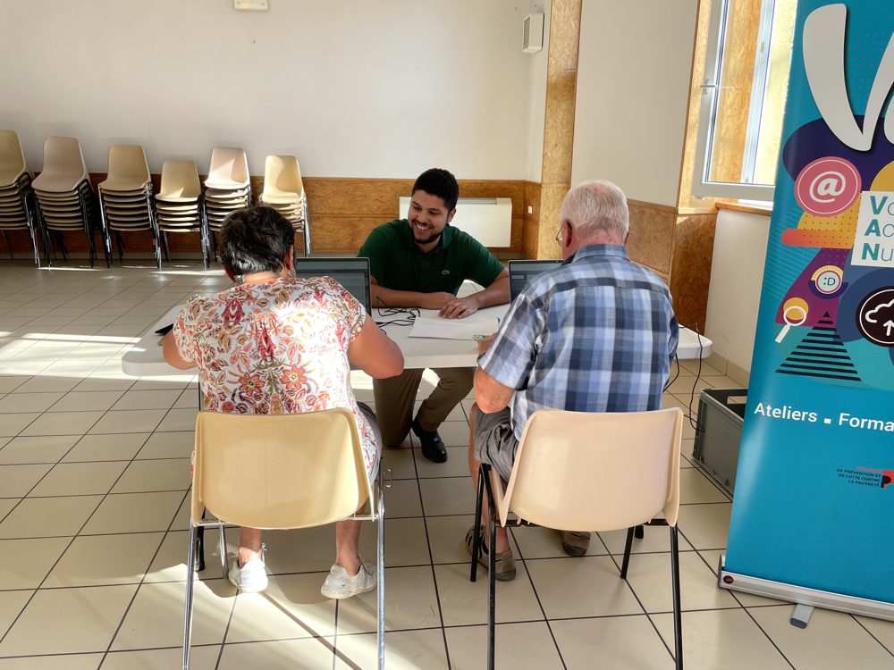 Accompagnement convivial autour d'un ordinateur