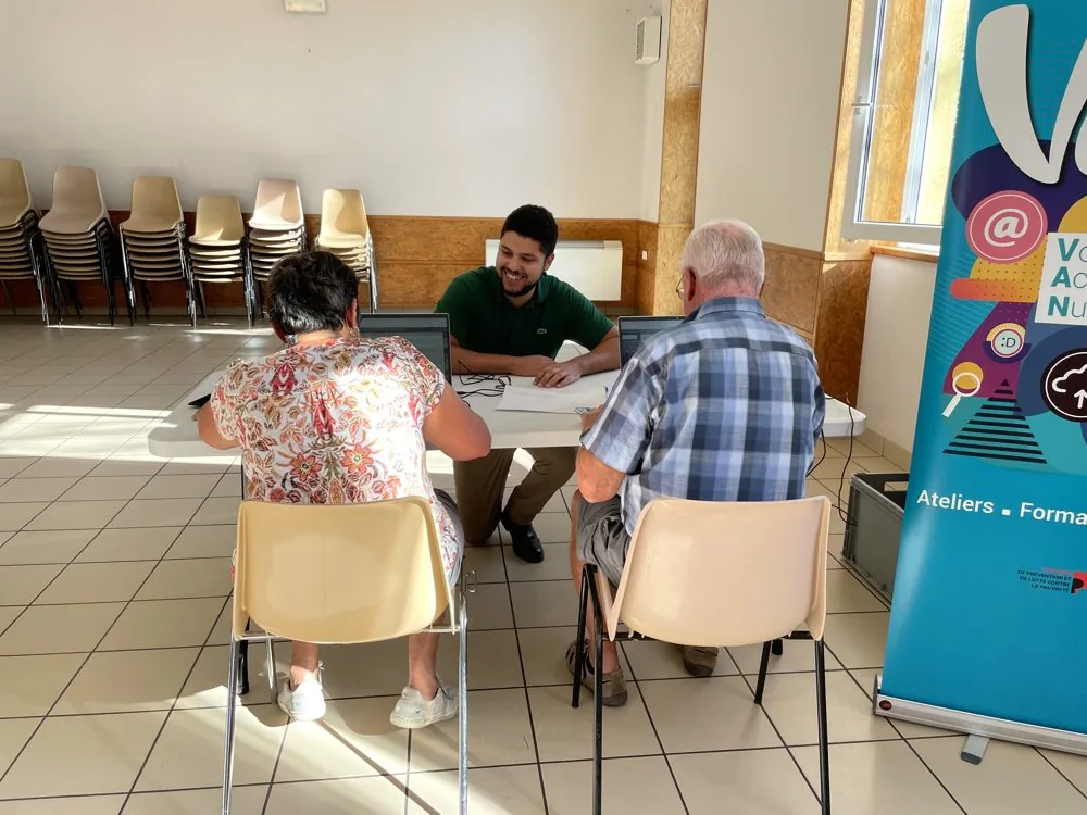 Accompagnement convivial autour d'un ordinateur
